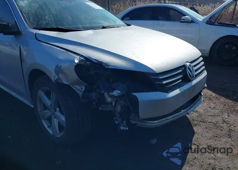 2013 Volkswagen Passat 2.5L Se z USA, uszkodzony, nr VIN 1VWBH7A32DC084892